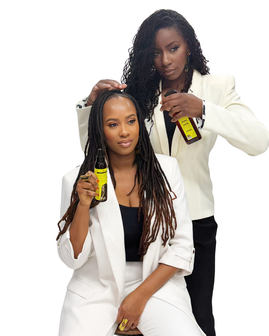 Femme en t-shirt AFRIKAANLOCKS vaporisant un spray sur ses locks