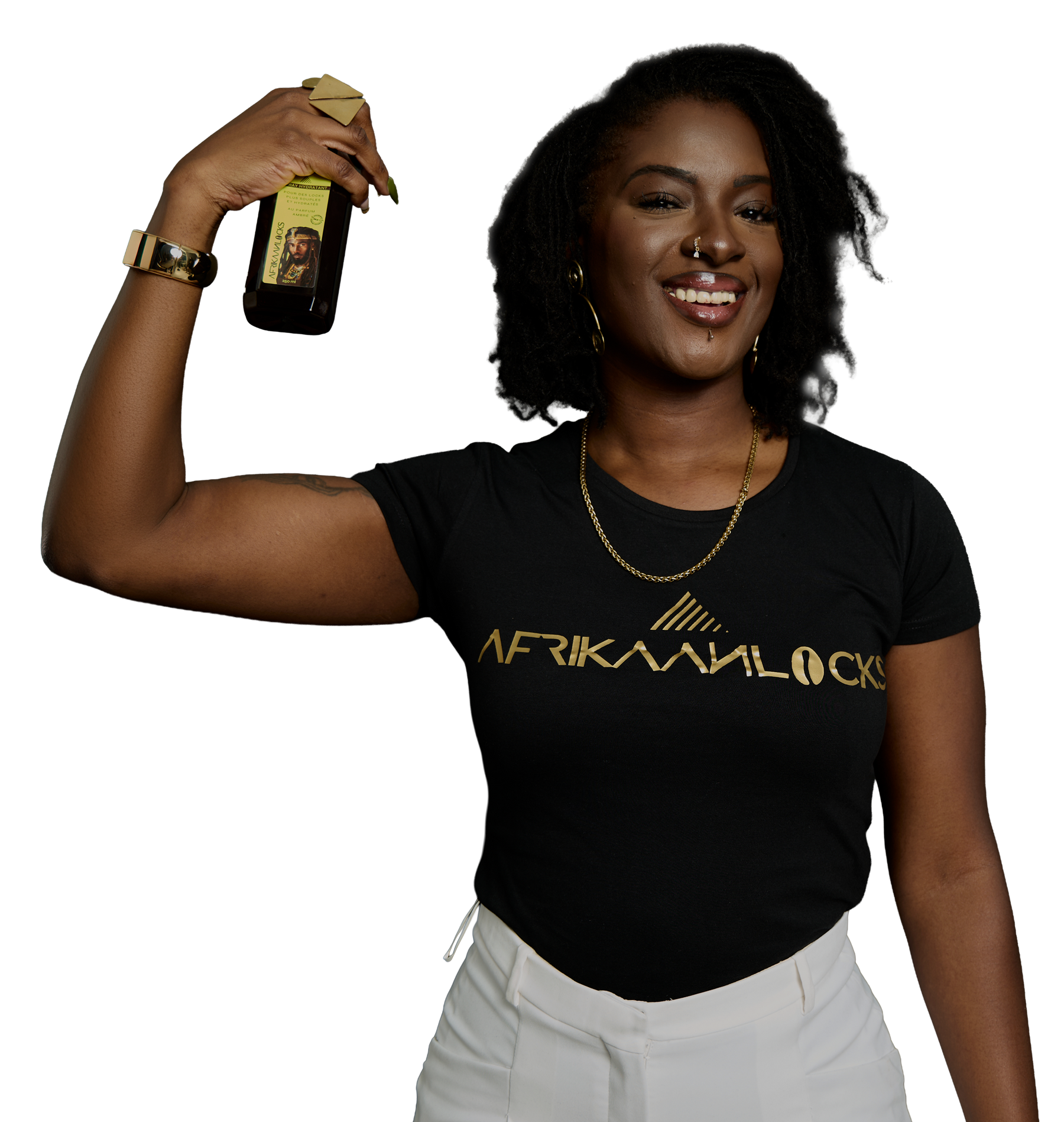 Femme en t-shirt AFRIKAANLOCKS vaporisant un spray sur ses locks